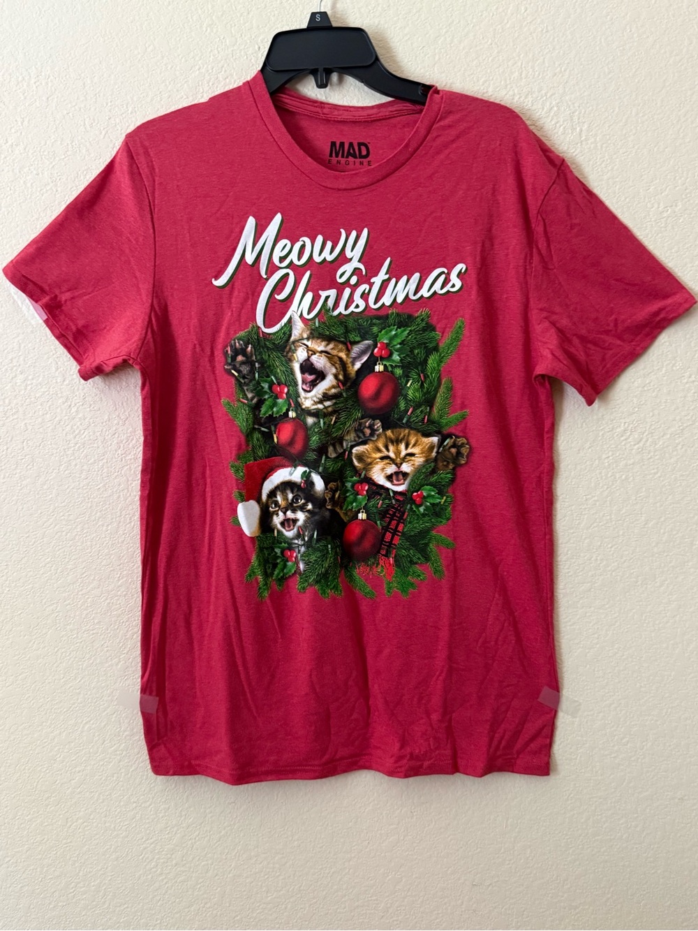 MAD Engine Red "Meowy Christmas" Holiday Cat Wreath Tee Size M